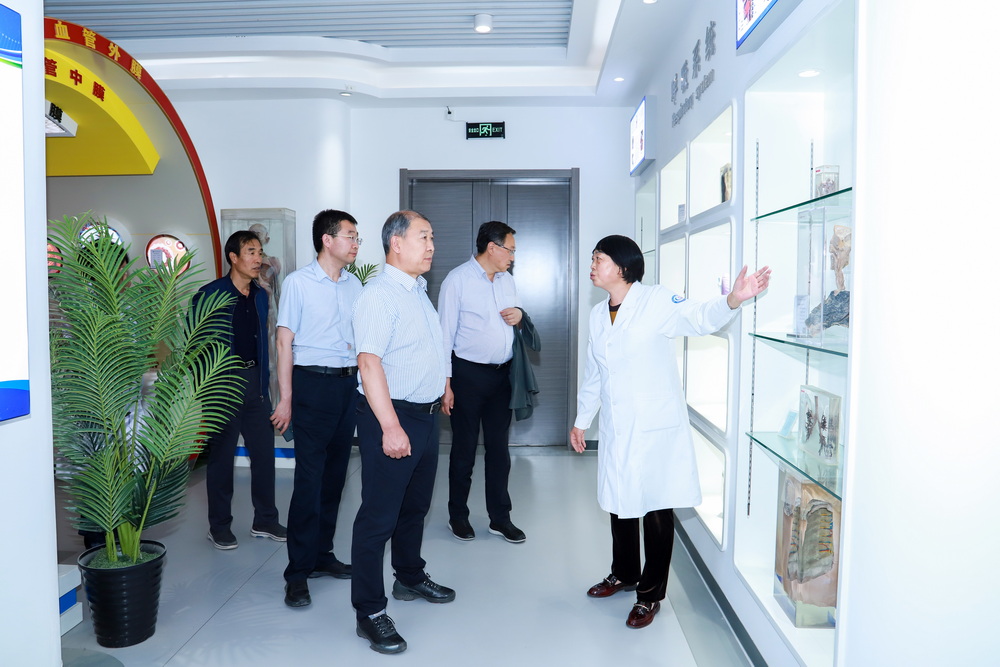 2023年6月7日 原甘肃省卫生和计划生育委员会党组副书记、副主任李存文莅临我校调研 (4)_调整大小.jpg